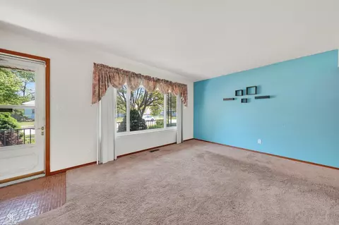 Living - 24099 Pingree, Warren, MI 48089 photo 2 of 4