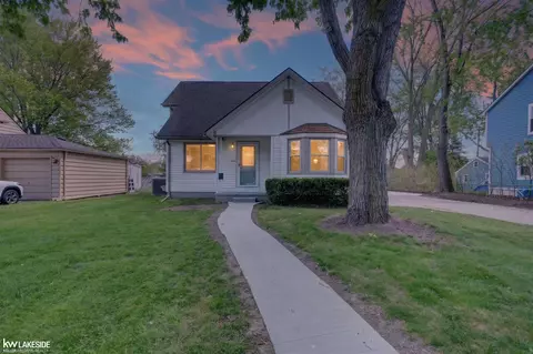 28000 Manhattan, Saint Clair Shores, MI 48081