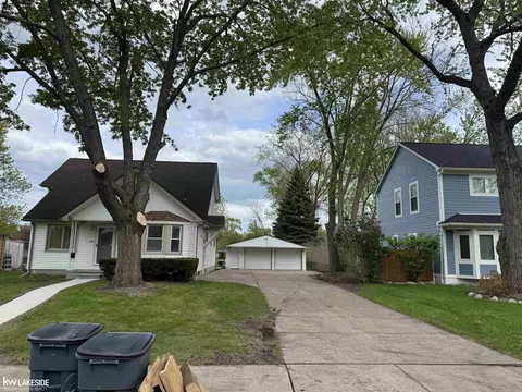 28000 Manhattan, Saint Clair Shores, MI 48081