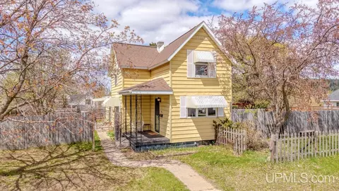 707 Walnut, Norway, MI 49870