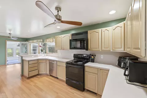Kitchen - 46700 Tilch, Macomb, MI 48044 photo 2 of 2