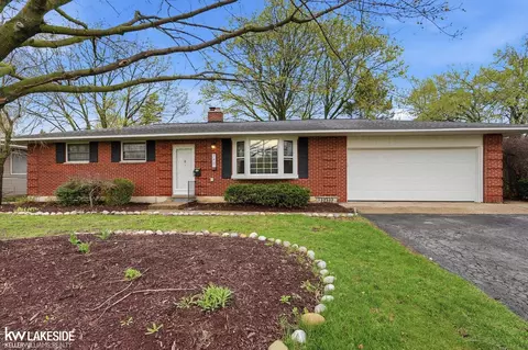 740 Robbinann, Waterford, MI 48328