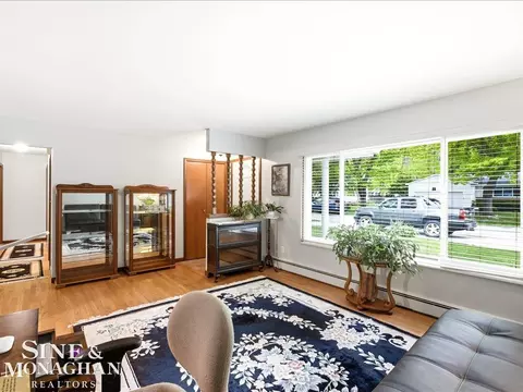 Living - 829 Townsend Cresent W, Algonac, MI 48001 photo 2 of 6
