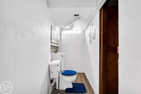 Bath - 2024 Manchester, Grosse Pointe Woods, MI 48236 photo 2 of 2
