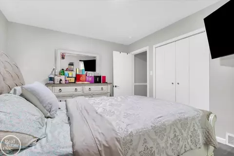 Bedroom - 2024 Manchester, Grosse Pointe Woods, MI 48236 photo 2 of 7