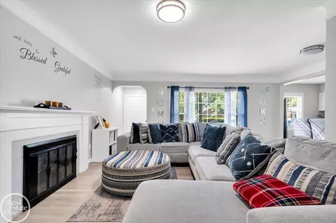 Living - 2024 Manchester, Grosse Pointe Woods, MI 48236 photo 2 of 4