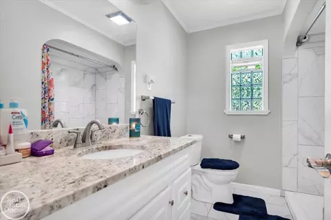 Bath - 2024 Manchester, Grosse Pointe Woods, MI 48236 photo 1 of 2