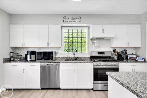 Kitchen - 2024 Manchester, Grosse Pointe Woods, MI 48236 photo 2 of 3