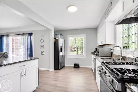 Kitchen - 2024 Manchester, Grosse Pointe Woods, MI 48236 photo 3 of 3