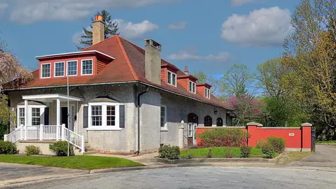 105 Parkwood, Bay City, MI 48708