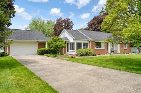 425 W Oregon Rd, Adrian, MI 49221