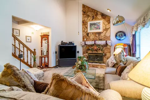 Living - 47799 Farmbrook, Chesterfield, MI 48051 photo 2 of 2