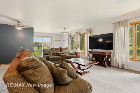 Living - 12975 Frost, Hemlock, MI 48626 photo 6 of 8
