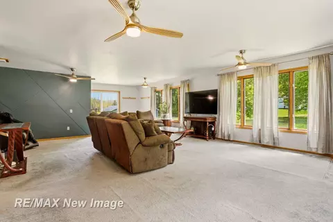 Living - 12975 Frost, Hemlock, MI 48626 photo 5 of 8