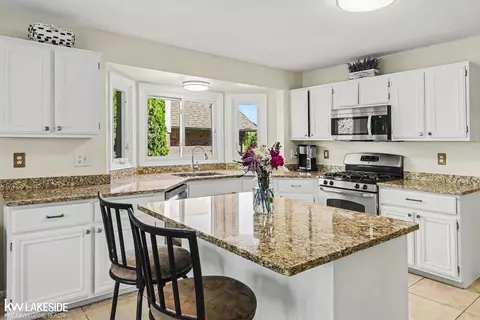 Kitchen - 47619 Lamplighter, Macomb, MI 48044 photo 5 of 8