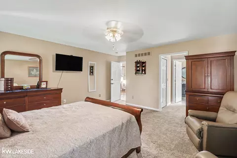 Bedroom - 47619 Lamplighter, Macomb, MI 48044 photo 2 of 9