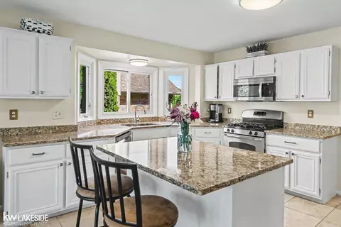 Kitchen - 47619 Lamplighter, Macomb, MI 48044 photo 2 of 8