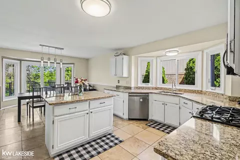 Kitchen - 47619 Lamplighter, Macomb, MI 48044 photo 6 of 8