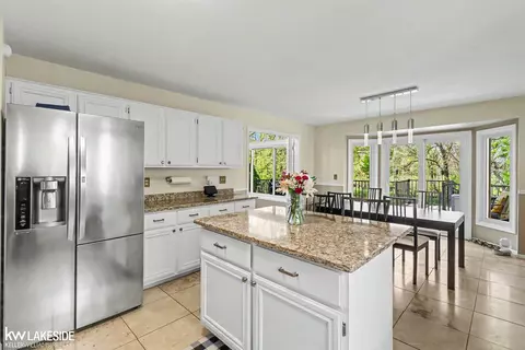 Kitchen - 47619 Lamplighter, Macomb, MI 48044 photo 7 of 8