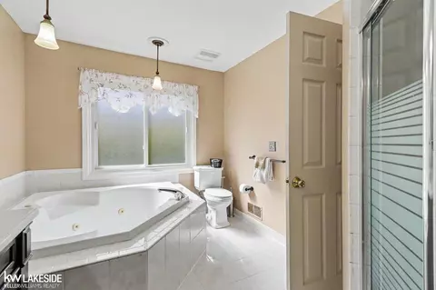 Bath - 47619 Lamplighter, Macomb, MI 48044 photo 2 of 5