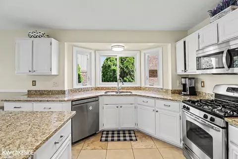 Kitchen - 47619 Lamplighter, Macomb, MI 48044 photo 4 of 8