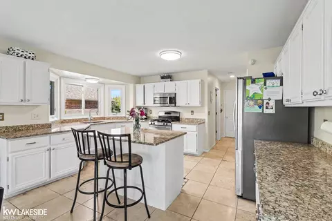 Kitchen - 47619 Lamplighter, Macomb, MI 48044 photo 3 of 8