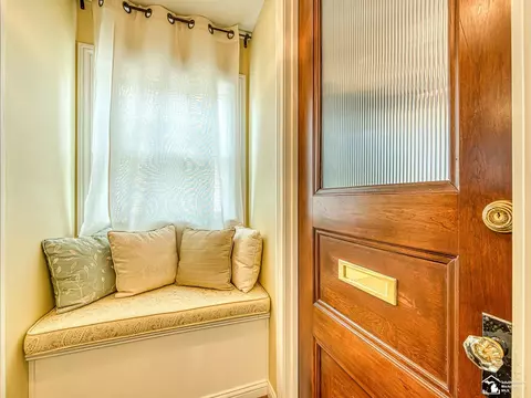 Entry Way - 404 Elm, Monroe, MI 48162 photo 10 of 14