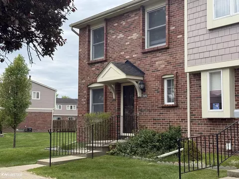 20016 N Great Oaks Cir, Clinton Township, MI 48038
