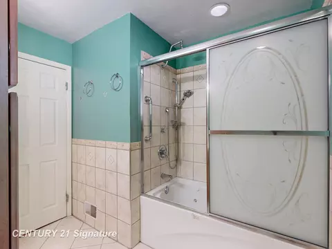 Bath - 1847 Barks, Flint, MI 48503 photo 3 of 3