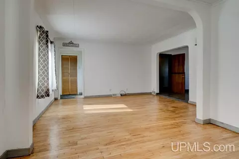 Living - 511 N 20th, Escanaba, MI 49829 photo 3 of 4