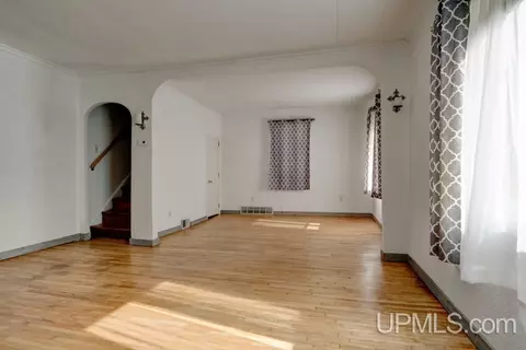 Living - 511 N 20th, Escanaba, MI 49829 photo 2 of 4