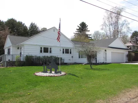 404 Bowling Ave, Baraga, MI 49908
