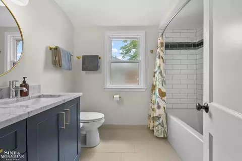 Bath - 106 Meadow, Grosse Pointe Farms, MI 48236 photo 2 of 4