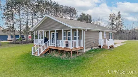 8166 N 3, Gladstone, MI 49837