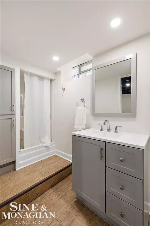 Bath - 1044 Somerset, Grosse Pointe Park, MI 48230 photo 5 of 5