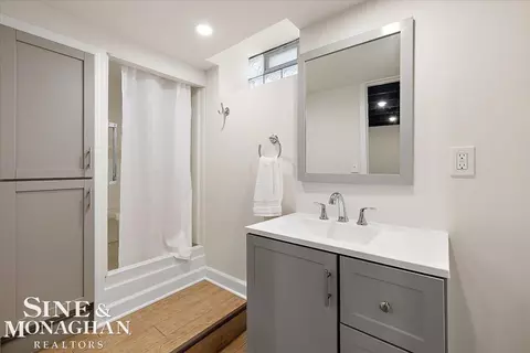 Bath - 1044 Somerset, Grosse Pointe Park, MI 48230 photo 4 of 5