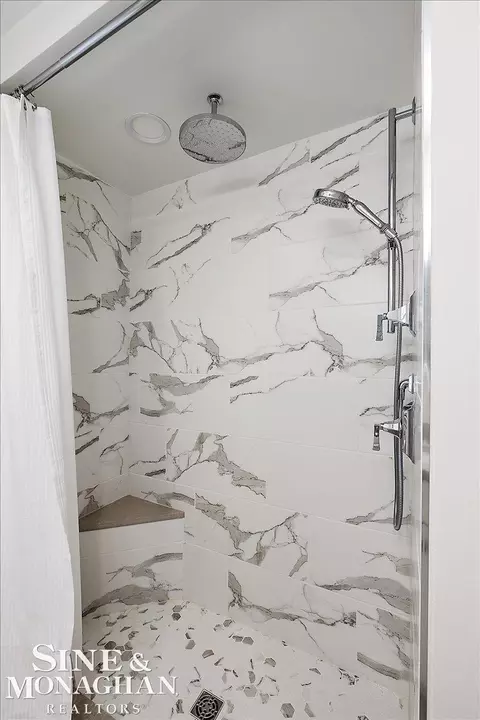 Bath - 1044 Somerset, Grosse Pointe Park, MI 48230 photo 3 of 5