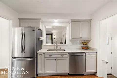 Kitchen - 1044 Somerset, Grosse Pointe Park, MI 48230 photo 2 of 4