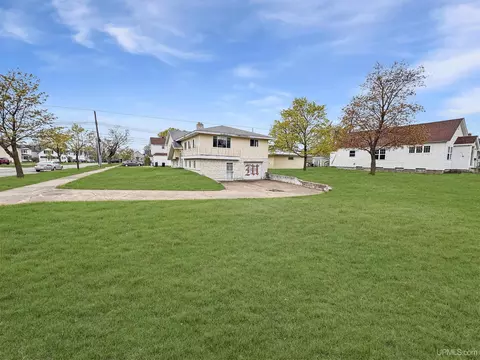 Exterior - 1400 S 3rd, Escanaba, MI 49829 photo 3 of 6