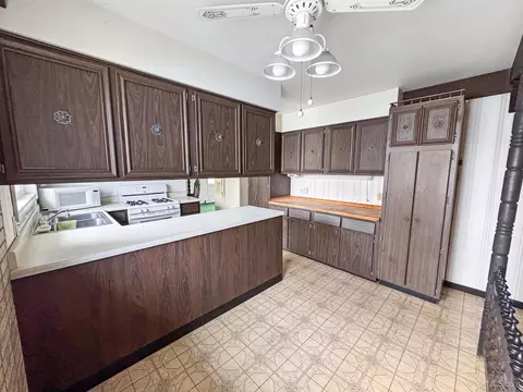 Kitchen - 1400 S 3rd, Escanaba, MI 49829 photo 2 of 2