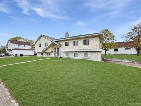 Exterior - 1400 S 3rd, Escanaba, MI 49829 photo 2 of 6