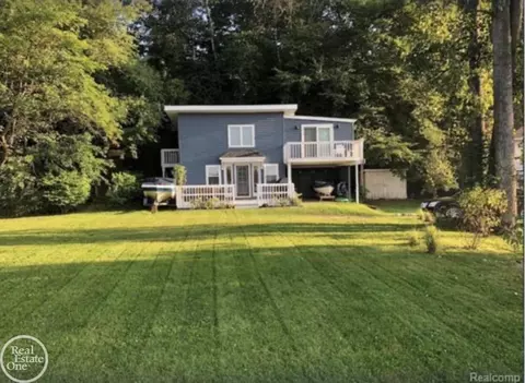 2100 Gray Park, Lapeer, MI 48446