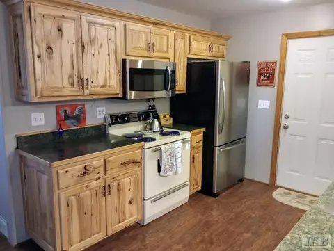 Kitchen - 2119 Middle Hvn, Gladwin, MI 48624 photo 2 of 4