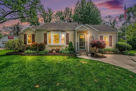 88 Hill Cir, Waterford, MI 48328