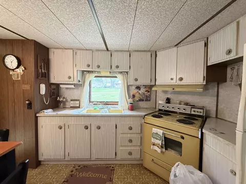 Kitchen - 4175 Cherokee, Gladwin, MI 48624 photo 4 of 5