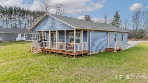 8168 N 3, Gladstone, MI 49837