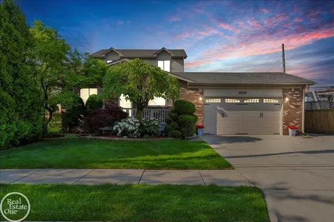 22416 Maple St, Saint Clair Shores, MI 48081