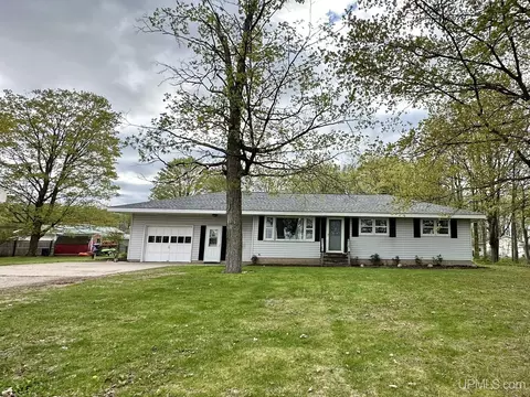 7885 County 426 M5, Gladstone, MI 49837