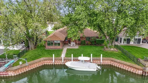 41397 Clairpointe St, Harrison Township, MI 48045