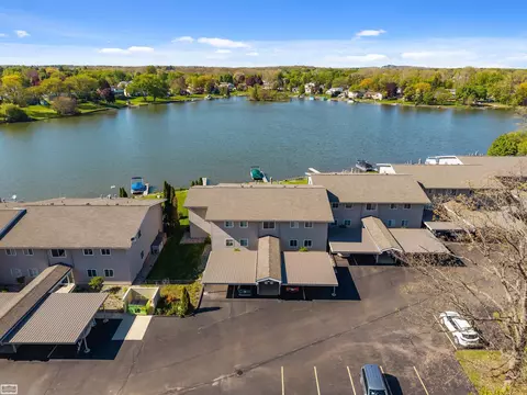 4960 Lake Pt, Waterford, MI 48329
